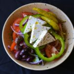 Tomaat, komkommer, ui, olijven, groene pepers, feta en olijfolie