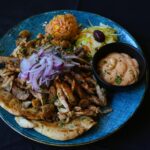 Kip gyros van het spit. Halal