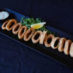 Gebakken inktvisringen met rijst,friet,koolsalade en knoflooksaus