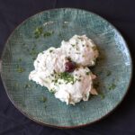 Griekse yoghurt met verse knoflook en komkommer met een pita