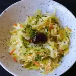 Traditionele Griekse koolsalade